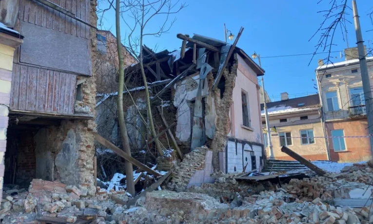 У центрі Чернівців обвалилася частина аварійного будинку на вулиці Шолом-Алейхема (фото)
