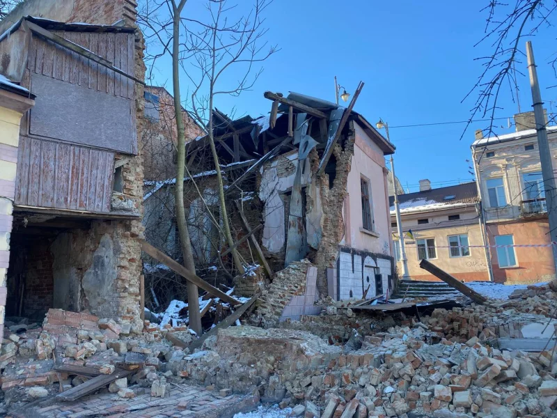 У центрі Чернівців обвалилася частина аварійного будинку на вулиці Шолом-Алейхема (фото)
