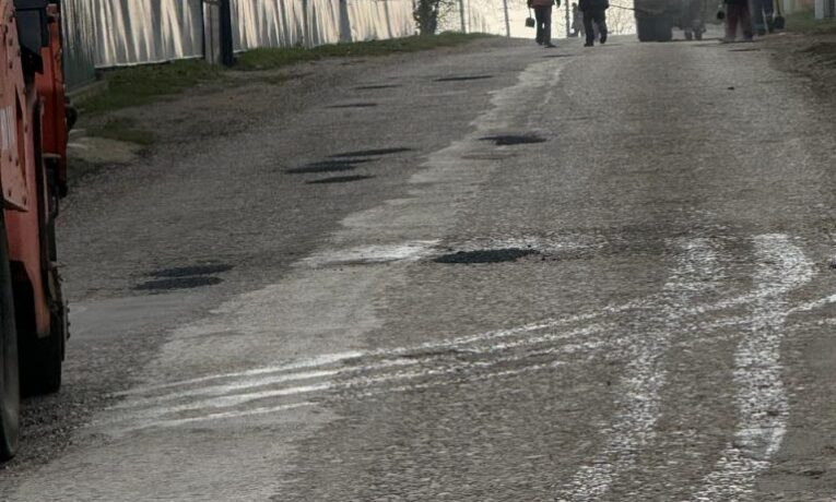 Мешканці громади на Буковині самотужки відремонтували дорогу