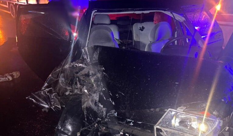 На Буковині внаслідок зіткнення легковика з вантажівкою постраждали водій та четверо пасажирів