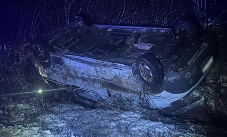 На Буковині перекинувся мікроавтобус: постраждали троє людей, серед них — дитина