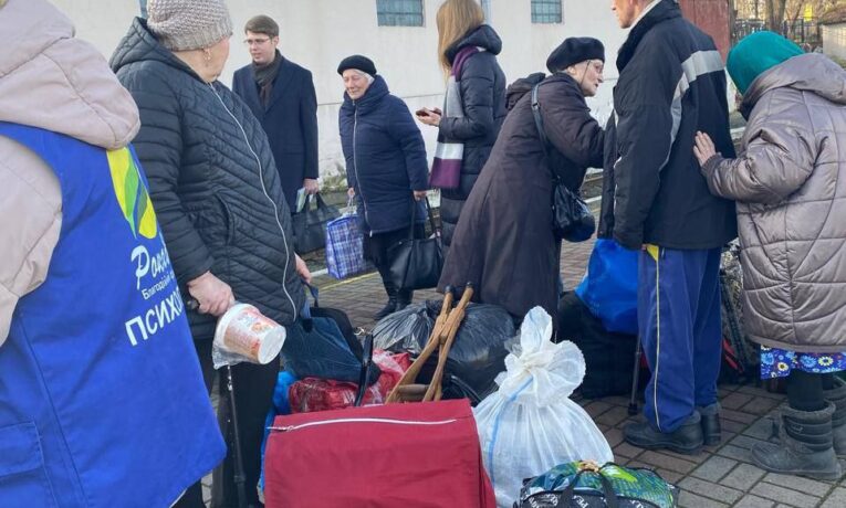 На Буковину прибув черговий евакуаційний потяг із Донецької області: прийняли ще 12 людей (фото)