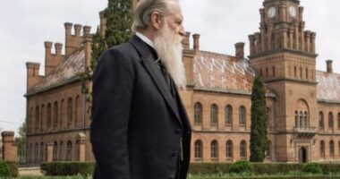 Главка у ЧНУ та Кобилянська біля театру: штучний інтелект “оживив” відомих буковинців у локаціях Чернівців