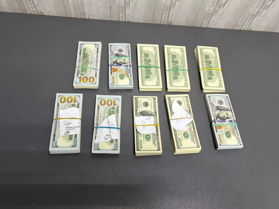 Чернівецькі митники зупинили спробу незаконного вивезення готівки на понад 4 млн грн