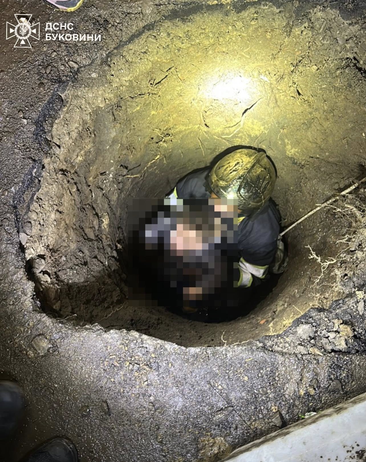 У Чернівцях дворічна дитина упала у каналізаційний колодязь