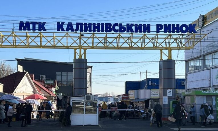 З 1 січня заїзд на Калинівський ринок в Чернівцях буде платним для військових