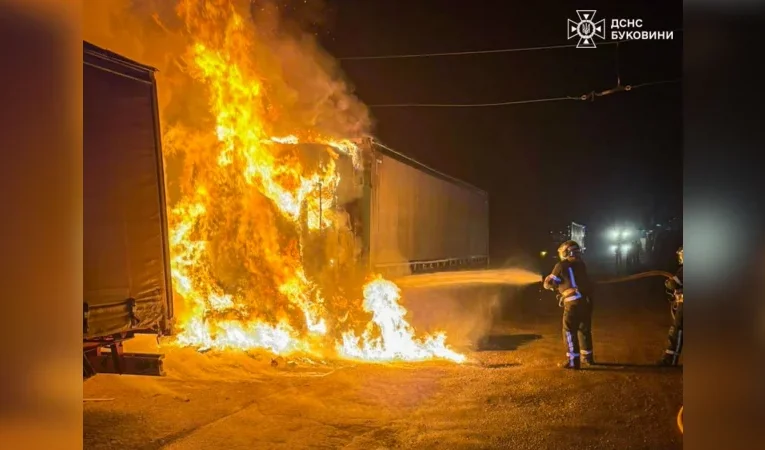 У Чернівцях загорілася вантажівка Mercedes: вогонь знищив салон і моторний відсік