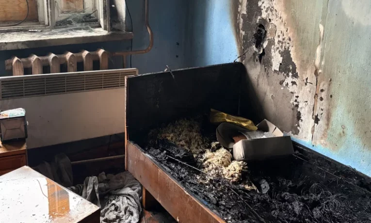 У Хотині сталася пожежа в гуртожитку: рятувальники евакуювали п’ятьох людей
