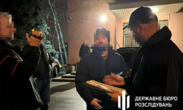 У Чернівцях затримали правоохоронця, який заробляв на ухилянтах і ховався від слідства