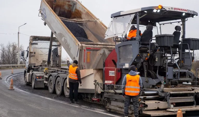 На обході Чернівців завершують асфальтування та переходять до нового етапу ремонту М-19