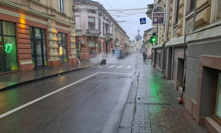 У Чернівцях на початку вулиці Руської розширили тротуари