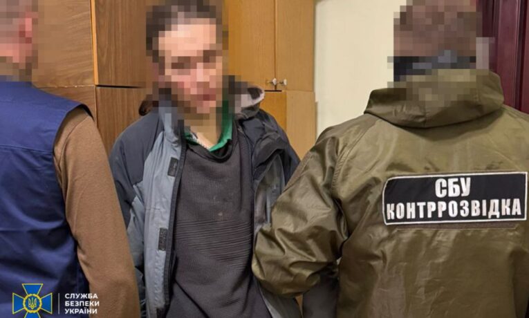 СБУ затримала ворожого коригувальника, який готував новий обстріл рф по авіаційній інфраструктурі та об’єктах Укрзалізниці у Чернівцях