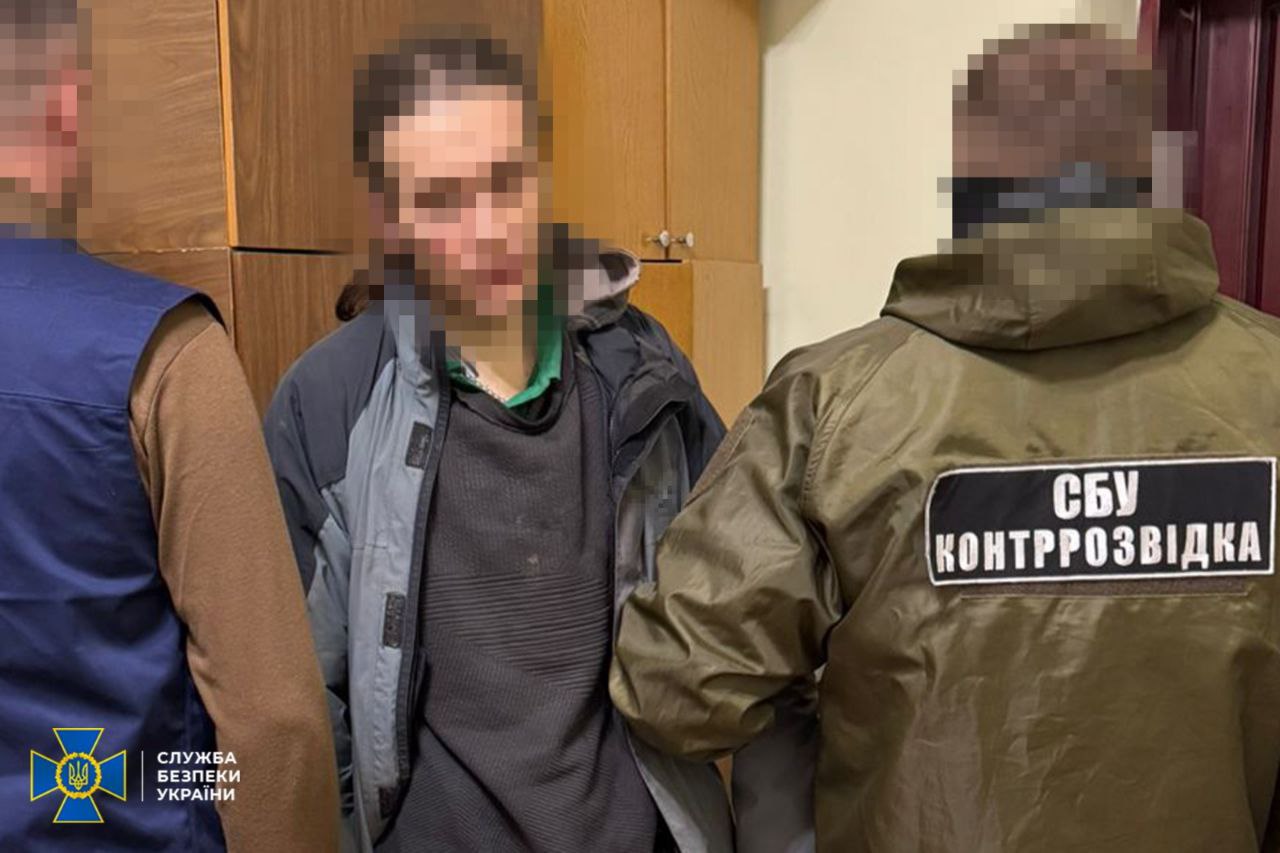 СБУ затримала ворожого коригувальника, який готував новий обстріл рф по авіаційній інфраструктурі та об’єктах Укрзалізниці у Чернівцях