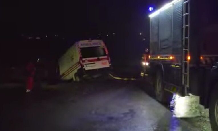 У Чернівцях карета “швидкої” потрапила в ДТП під час екстреного виклику (відео)