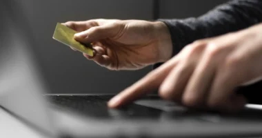 Буковинка втратила понад 22 тисячі гривень після дзвінка «працівника банку»