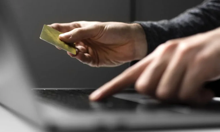 У Чернівцях судитимуть працівницю банку, яка без дозволу клієнтки оформила їй кредит на 21 тисячу гривень