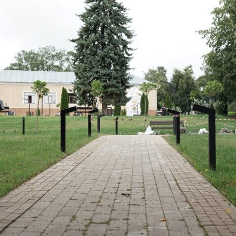 Чернівецька міськрада може подати до суду на підрядника, який ремонтує сквер у Садгорі
