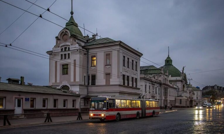 У Чернівцях на Вокзальній водій тролейбуса збив пішохода