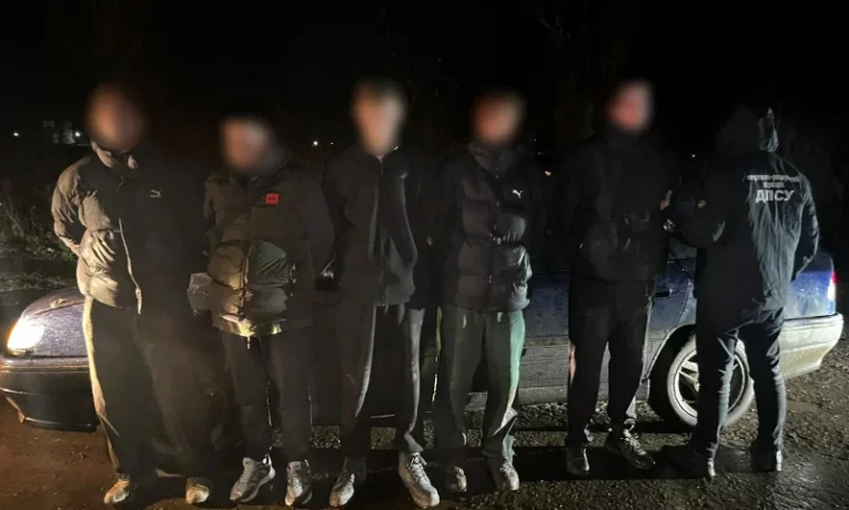 На Буковині затримали чотирьох чоловіків і провідника, які намагалися незаконно перетнути кордон до Молдови за $10 тисяч