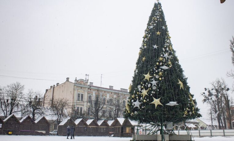 Відкриття новорічної ялинки на Соборній площі в Чернівцях відбудеться 6 грудня