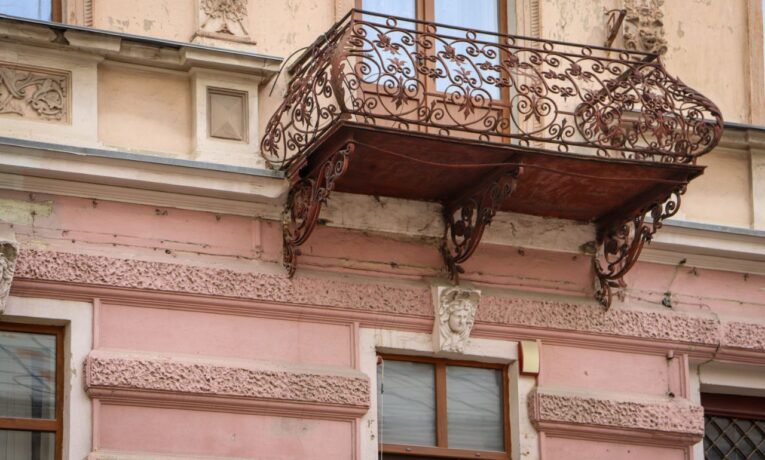 На вулиці Заньковецької у Чернівцях демонтували дроти між будинками та очистили фасади (фото)