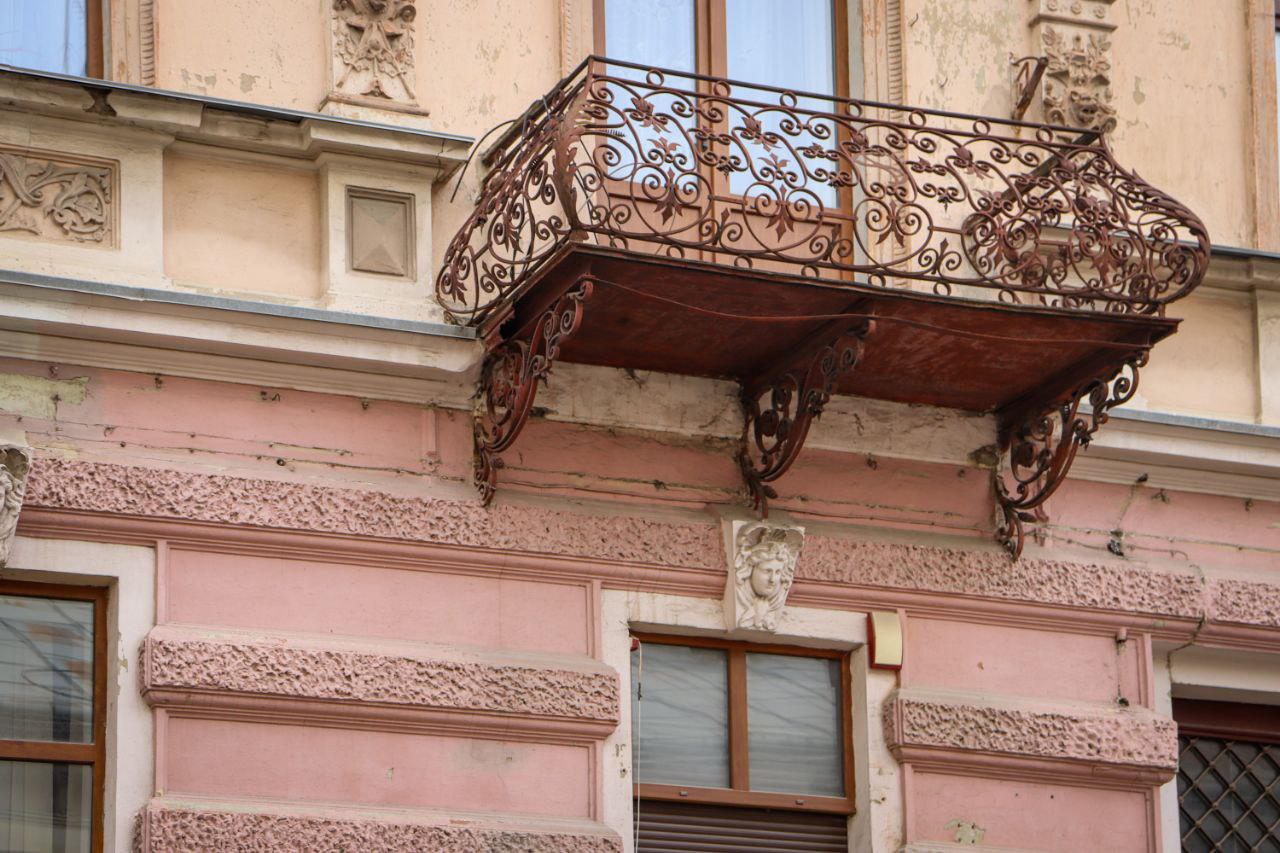 На вулиці Заньковецької у Чернівцях демонтували дроти між будинками та очистили фасади (фото)