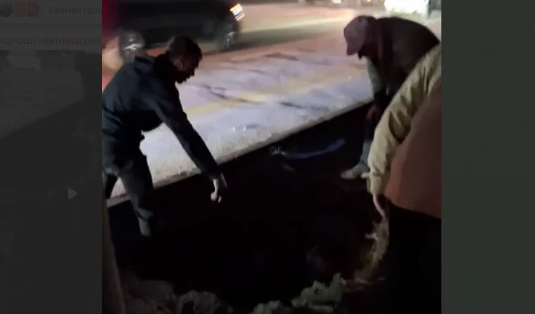 У Чернівцях жінка впала в двометрову яму на Головній — міськрада зробила зауваження підряднику