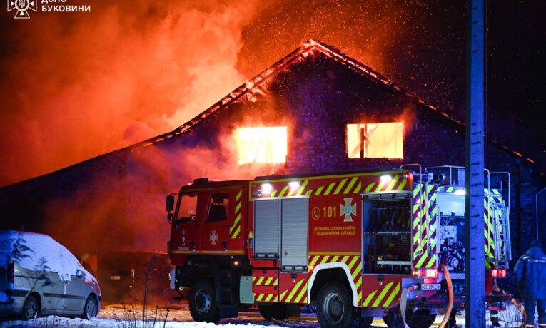 У Чернівцях сталася масштабна пожежа у гаражному приміщенні (фото)