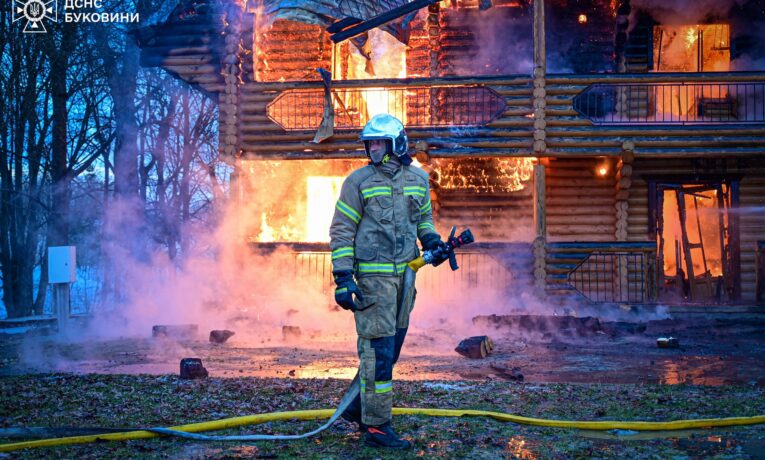 На Буковині у селі Грушівка вщент згорів житловий будинок місцевого храму (фото)
