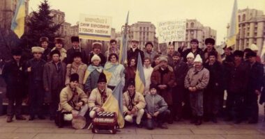 «Ми не боялися тримати прапор у руках» — історії буковинців, які брали участь в акції “Ланцюг єднання”