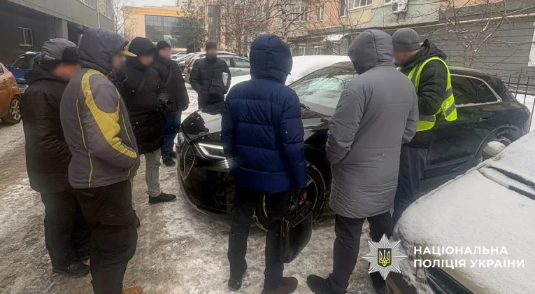 Втікали до Румунії у формі правоохоронців: буковинець за €20 тисяч обіцяв нелегально переправити чоловіка до Румунії