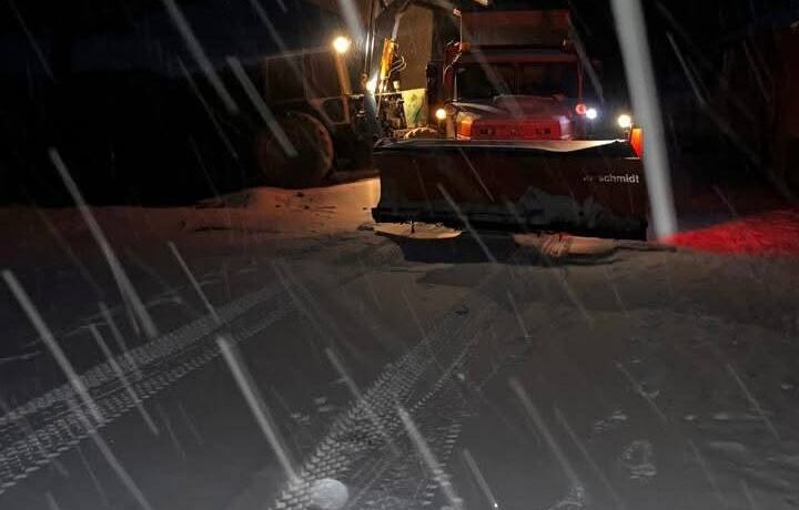 На Буковині забезпечують проїзд дорогами державного значення: дорожники працюють у посиленому режимі