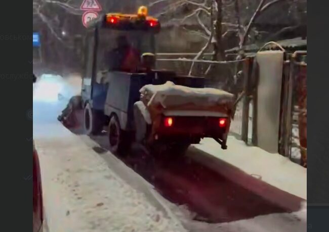У Чернівцях через сильний снігопад усі комунальні служби працюють у посиленому режимі