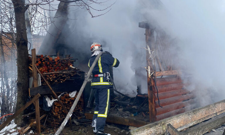 На Буковині рятувальники ліквідували три пожежі у житлових будинках