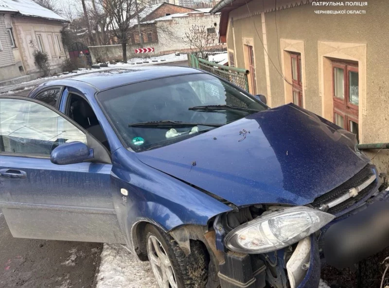 У Чернівцях 71-річний п’яний водій в’їхав у будинок