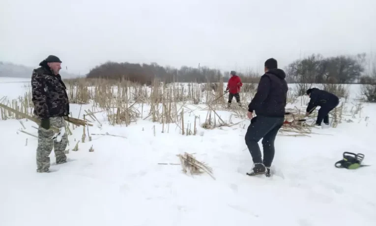 На Дністрі у селі Пригородок облаштували 86 лунок для запобігання замору риби
