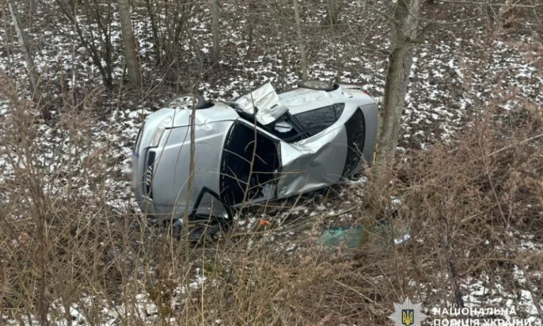 В Остриці на Буковині авто з’їхало у кювет, водійка в лікарні