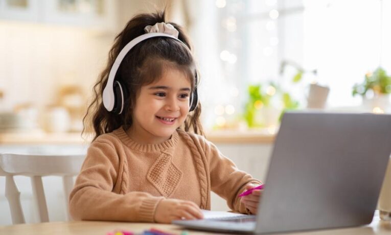 На Буковині через сніг і морози понад 60 шкіл навчаються дистанційно