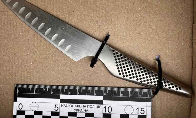 На Буковині 82-річний чоловік під час конфлікту поранив ножем односельця