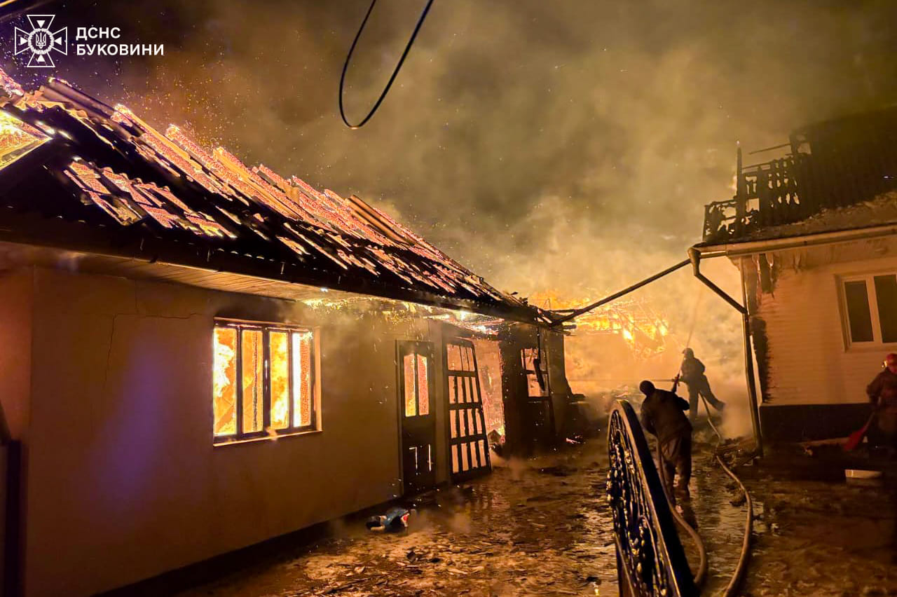 Буковинські рятувальники ліквідували масштабну пожежу у селі Мигове