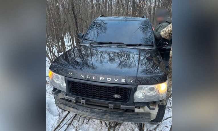 На Буковині під час прориву кордону водій позашляховика важко травмував прикордонника