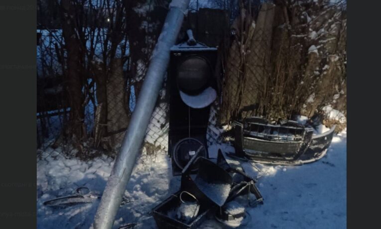 У Чернівцях на перехресті вулиць Кобилиці та Ярошинської пошкоджено світлофор