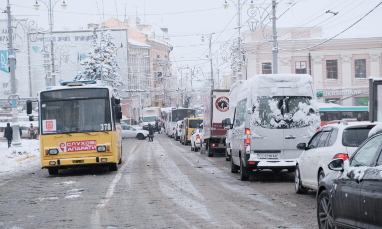 Через мороз у Чернівцях комунальний транспорт їздить із затримками