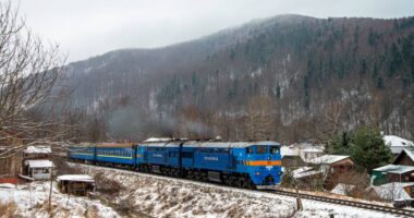 «Укрзалізниця» посилює сполучення з Прикарпаттям та Буковиною через ускладнення погодних умов
