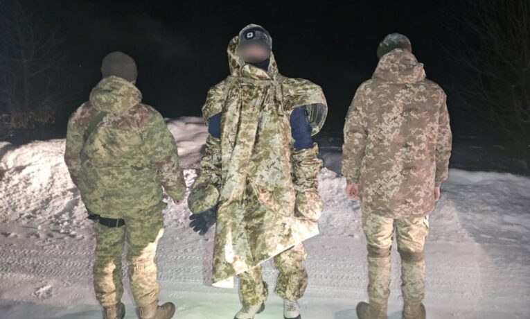 На кордоні з Молдовою буковинські прикордонники затримали порушника в антитепловізійному плащі