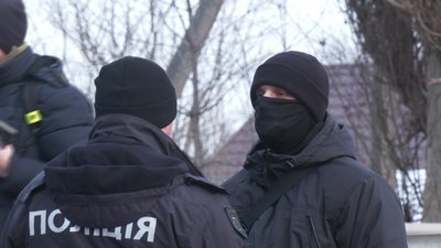 Невідомі у масках та виклик спецпризначенців: як Чернівціводоканал шукав самовільну врізку Лужанського спиртзаводу