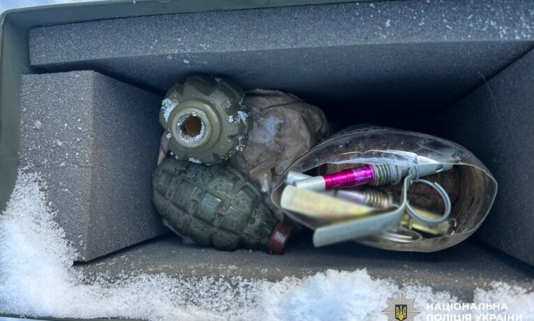 У Чернівцях поліція вилучила вдома у чоловіка понад 2500 набоїв та гранати