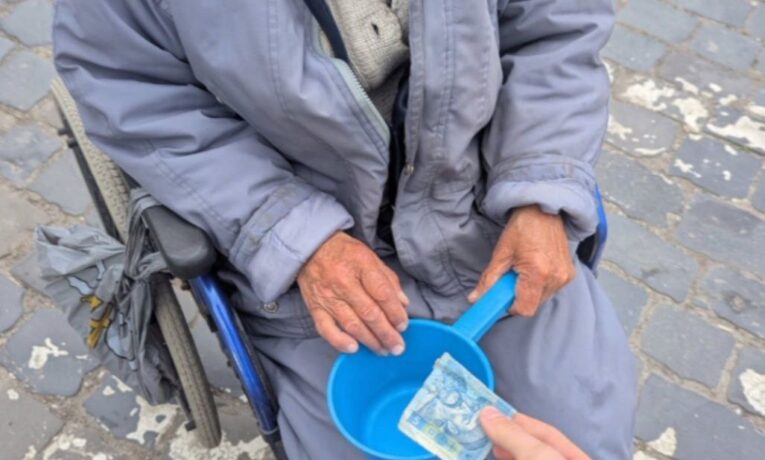 У Чернівцях чоловік змушував літню жінку жебракувати