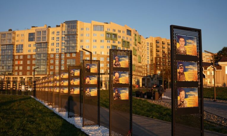 На Алеї Слави у Чернівцях планують встановити ще 140 світлин полеглих військових