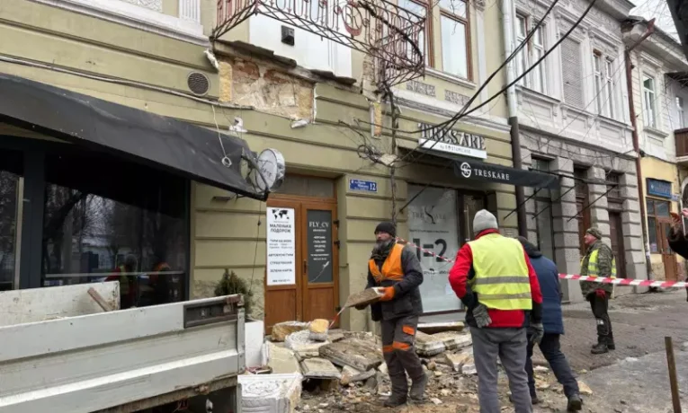 У центрі Чернівців обвалився аварійний балкон